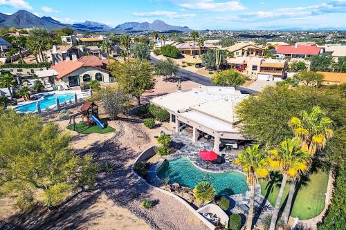 Luftaufnahme eines Resorts mit Swimmingpool in der Unterkunft Hillside Tranquility in Fountain Hills