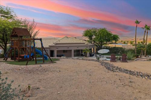 ein Spielplatz vor einem Haus mit Sonnenuntergang in der Unterkunft Hillside Tranquility in Fountain Hills