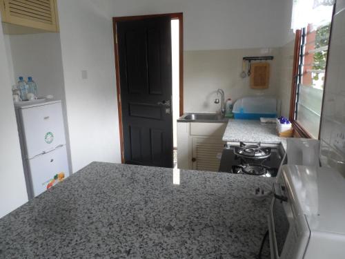 Kuchyň nebo kuchyňský kout v ubytování Anse Norwa Self Catering