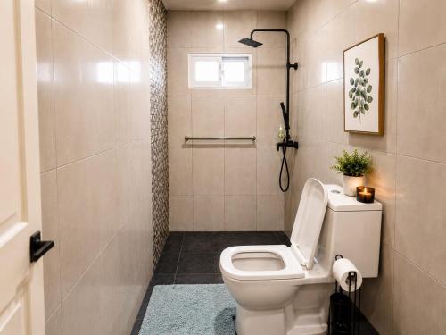 un bagno con WC bianco e doccia di Spacious 1-BR Studio with Fast WIFI l Work-Friendly Stay a Paramaribo