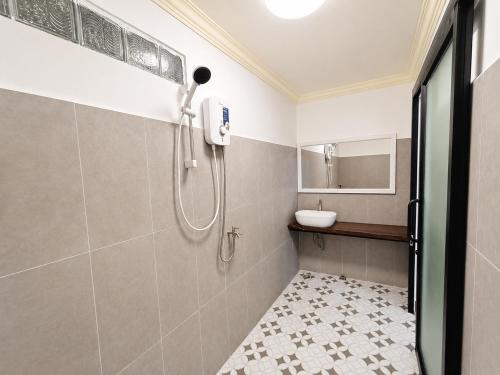 a bathroom with a shower and a sink at Blue Zone Hostel in Kaôh Rŭng (3)