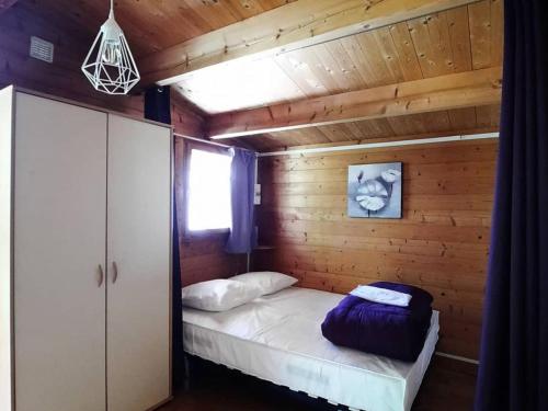 a small room with a bed in a wooden cabin at Chalet - Animaux admis - 4 pers. - API-1-52-2942 in Annot