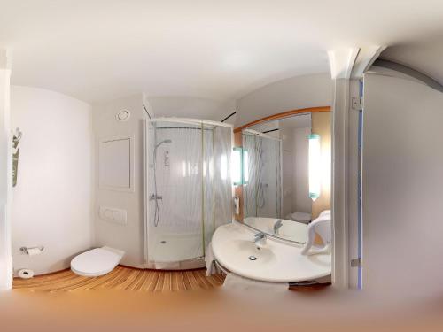 ein Badezimmer mit Dusche, Waschbecken und Badewanne in der Unterkunft ibis Dinant Centre in Dinant