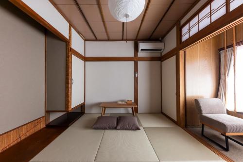 a meditation room with a table and a chair at 鈴木旅館 in Joetsu