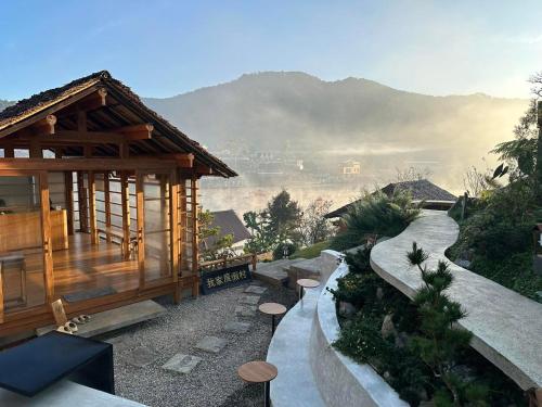 a small house with a view of a mountain at Wojia我家 in Ban Rak Thai
