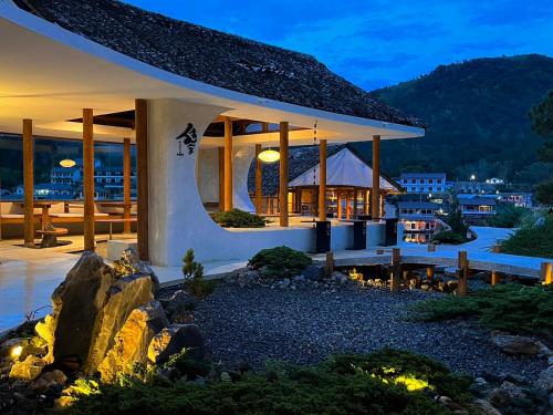 a resort with a view of the ocean at night at Wojia我家 in Ban Rak Thai