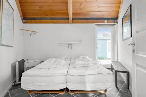 two beds in a small room with a window at FY144-Middelfart-Vegavej-40 in Middelfart