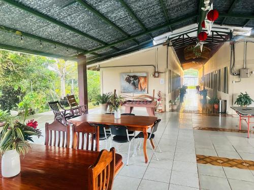 a dining room with a table and chairs at Cabinas del Río in Upala