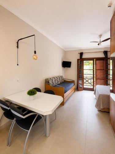 a living room with a table and a couch at Ilha Flat Apto 3207 in Ilhabela