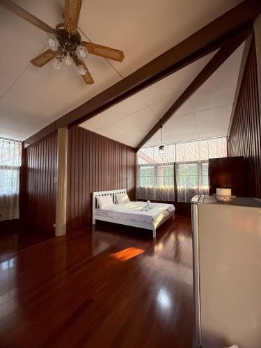 a bedroom with a bed and a ceiling fan at Bann Maii Soi 14 in Ban Hua Khao Sammuk
