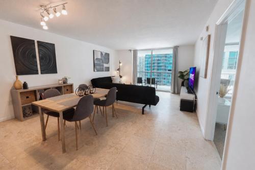 4 bed full condo in Miami with skyline & sea view photo 13