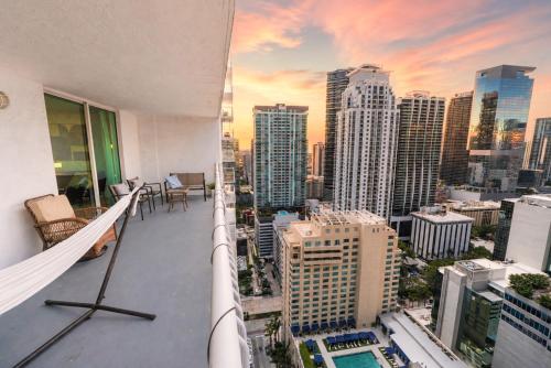 4 bed full condo in Miami with skyline & sea view photo 16