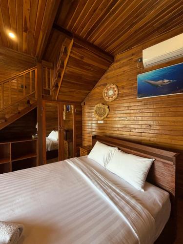 a bedroom with a bed and a bunk bed at Garuda Dive & Accomodation Nusa Penida in Nusa Penida