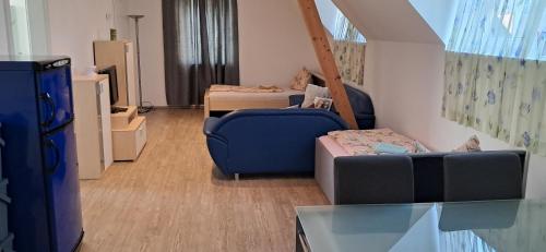 a living room with two couches and a bed at Apartment Top 3 mit 4 Betten BESTROOMS eU in Steyr