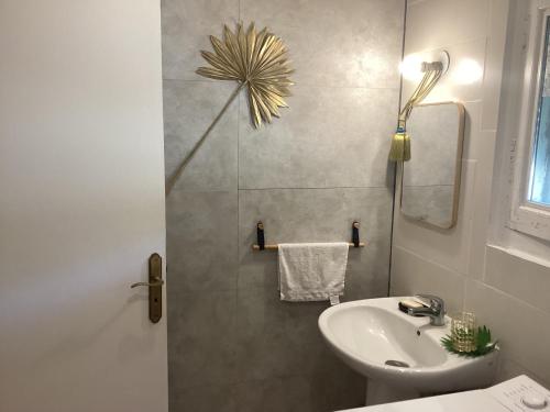 a white bathroom with a sink and a shower at Un petit truc en plus in Brienne-le-Château