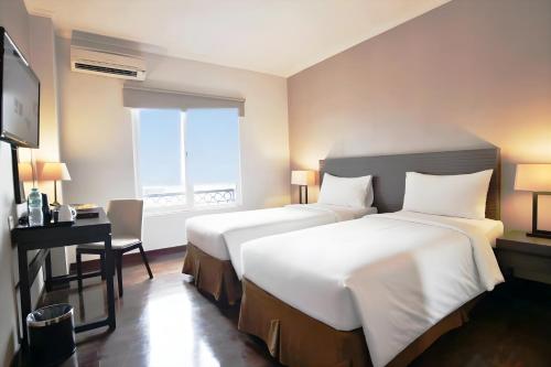 En eller flere senge i et værelse på Samala Hotel Jakarta Cengkareng
