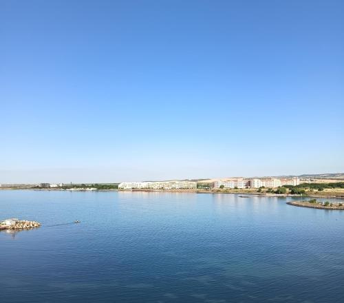 a view of a river with buildings in the distance at Úchvatný výhled na moře in Aheloy
