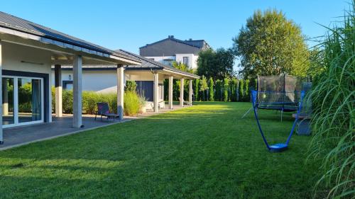a yard with two chairs and a blue swing at Na-Horyzoncie in Ustka