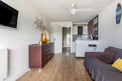 Studio climatisé, parking privé, 6 mn plage, cozy design
