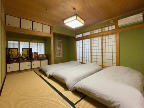 New 道後温泉と松山城近くの2階建て一棟貸切日本家屋 最大11名 無料駐車場 石手寺徒歩2分