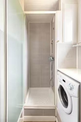 Studio climatisé, parking privé, 6 mn plage, cozy design