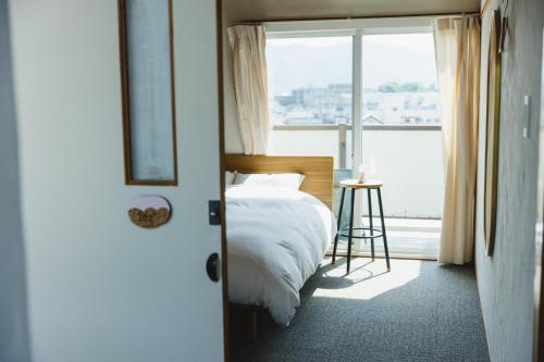 En eller flere senge i et værelse på mitaya micro hotel