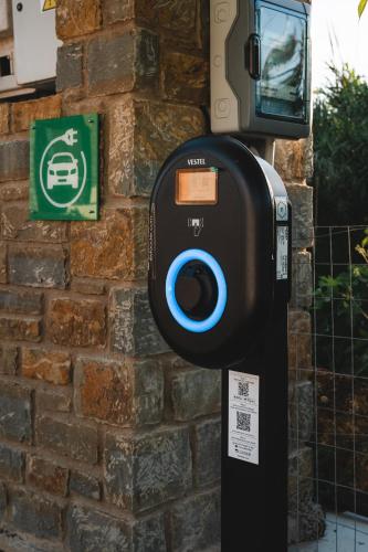 a parking meter in front of a brick wall at Quinta Essentia Suites in Foiníki