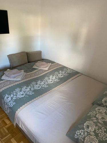 a bed in a room with towels on it at APARTMAN SEVEN free parking in Gornja Toplica