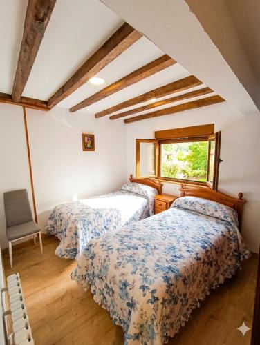 three beds in a room with a window at Casa Vacacional Villa Martina in Valmeo