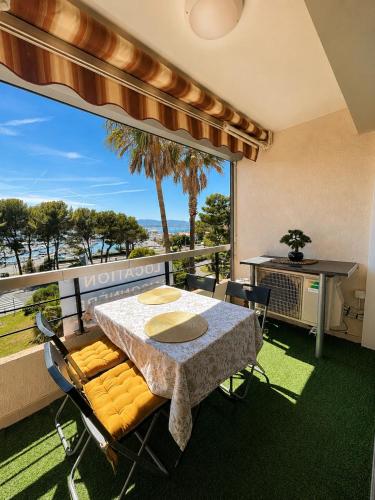 TERRASSE FACE À LA MER, proche de tout,climatisé au calme