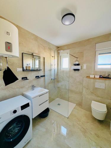 ein Badezimmer mit Dusche, Toilette und Waschbecken in der Unterkunft Vale in Benkovac