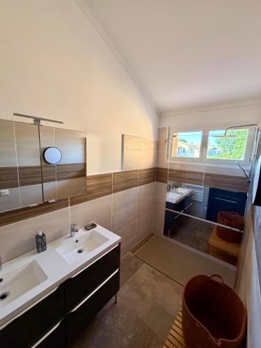a bathroom with a sink and a mirror at Résidence les Caraibes in Sérignan