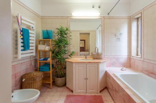 a bathroom with a tub and a sink and a bath tub at Charming House in Cascais in Alcabideche