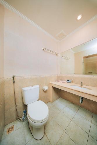 a bathroom with a toilet and a sink at New Puri Asih Hotel in Kuta