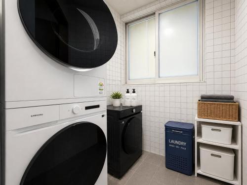 a laundry room with a washer and dryer at SODO Hotel in P'aju