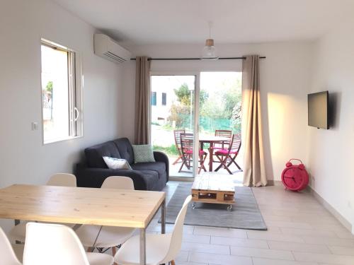 un salon avec un canapé et une table dans l'établissement Résidence San Pancraziu, à LʼÎle-Rousse