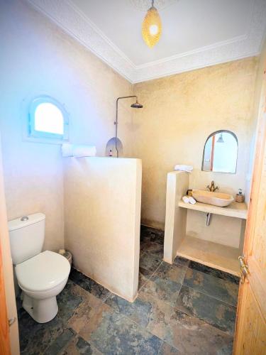 a bathroom with a toilet and a sink at Dar Diyafa Marrakech in Maout