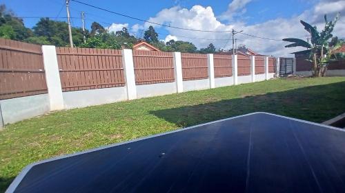 a tennis court in a yard with a fence at Homestay Makyu Kuala Kangsar in Kuala Kangsar