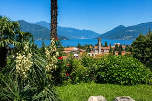 a view of a town and a body of water at Sogno dOro in Germignaga