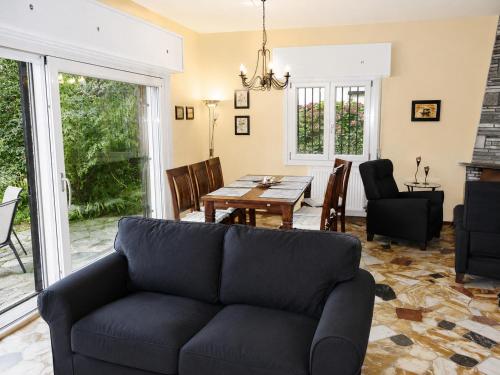 a living room with a couch and a table at Sogno dOro in Germignaga