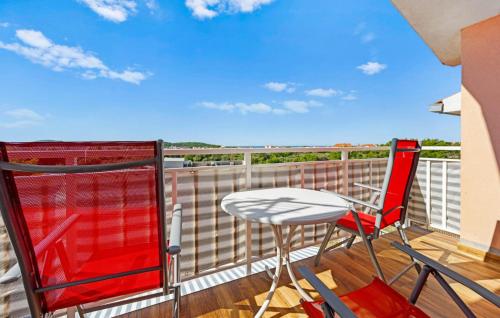 2 Bedroom Cozy Apartment In Rogoznica