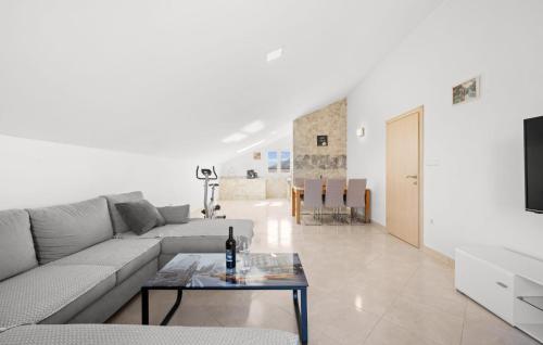2 Bedroom Cozy Apartment In Rogoznica