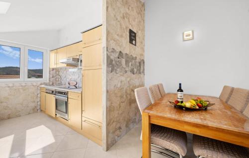 2 Bedroom Cozy Apartment In Rogoznica
