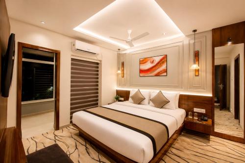 a bedroom with a large bed in a room at Evara-Meraki Inn in Kolkata