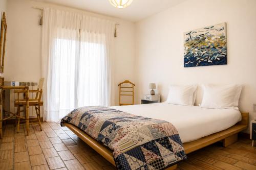 a bedroom with a bed and a window at Casa da Cuca in Fão