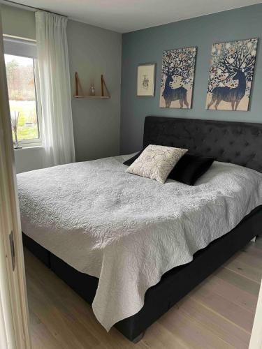a bedroom with a bed and a window at Reinholds Gästhus in Kareby