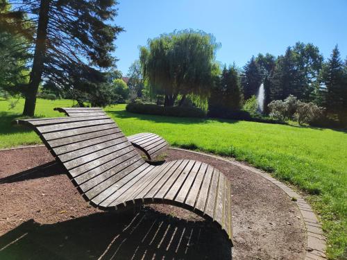 a row of benches sitting in a park at ParkNest - Apartment am Kurpark in Bad Klosterlausnitz
