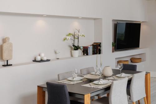 MARBELLA BANUS SUITES - Banús - Playas del Duque - Luxury 3BR - 3BA Penthouse - Huge Outdoor Terrace - Lounge & Outdoor Dining - Partial Sea Views - 35,000 m2 Tropical Gardens - S Pools - Ideal for Families