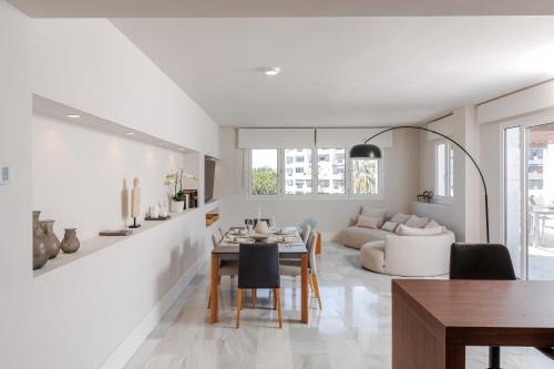 MARBELLA BANUS SUITES - Banús - Playas del Duque - Luxury 3BR - 3BA Penthouse - Huge Outdoor Terrace - Lounge & Outdoor Dining - Partial Sea Views - 35,000 m2 Tropical Gardens - S Pools - Ideal for Families