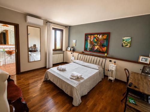 a bedroom with a bed with two towels on it at La quercia di Massena in Lauria Inferiore